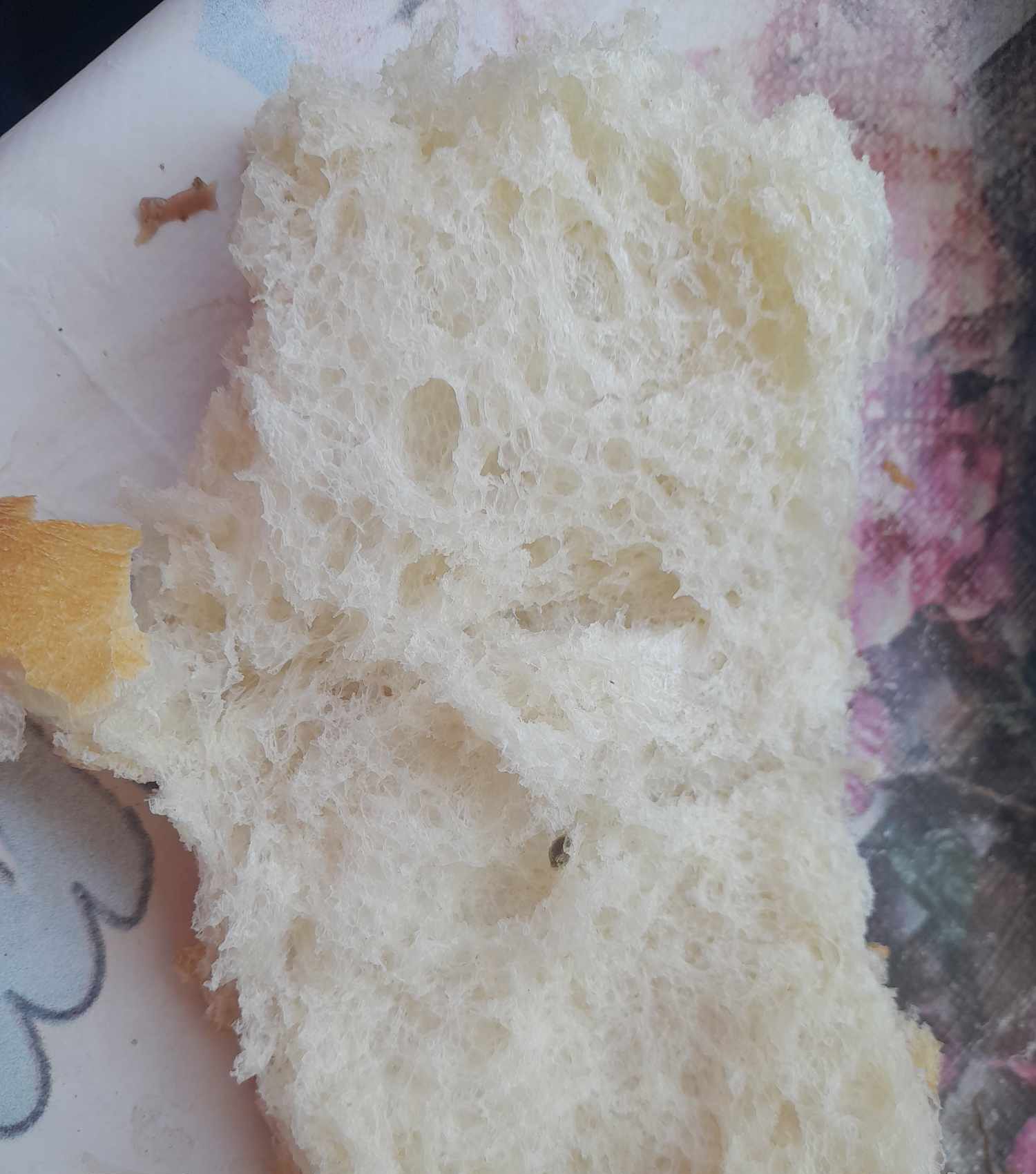 Edinilen Bilgiye Göre, Sabah Saatlerinde Kahvaltı Için Yaka Köyü’nde Bulunan Bir Fırından Ekmek Alan Bir Vatandaş, Evde Ekmeği Böldüğünde Içerisinde Fare Pisliğine Benzer Bir Madde Fark Etti. Durumu Görüntüleyerek Kfk Ajans