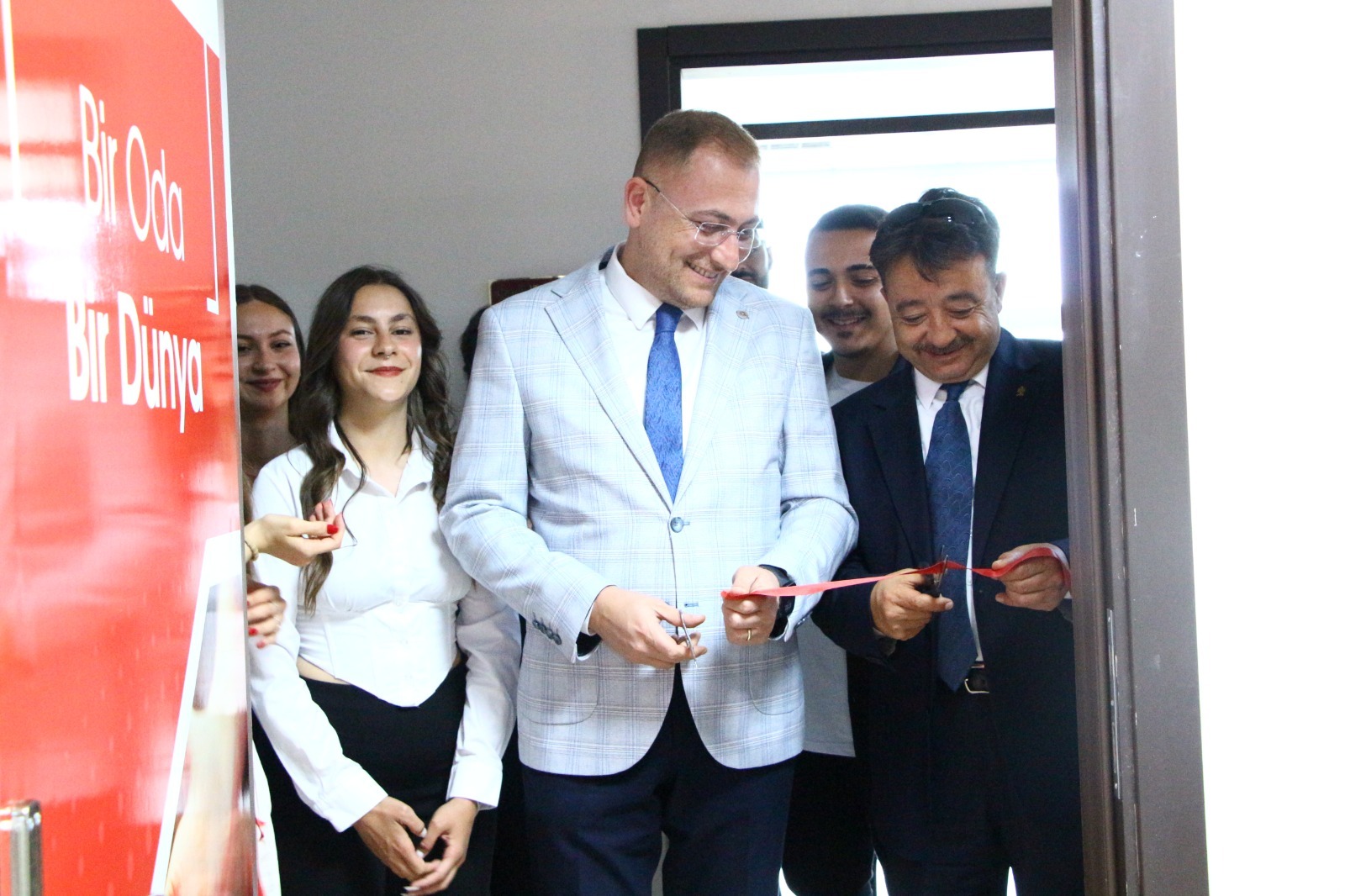 Gençlerin Farkındalığıyla Hayata Geçen “Bir Oda Bir Dünya” (18)