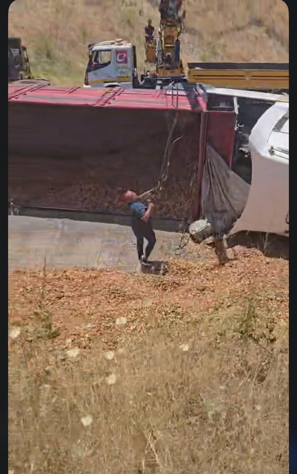 Isparta Antalya Karayolunda Tır Devrildi Yol Trafiğe Kapandı (1)-1