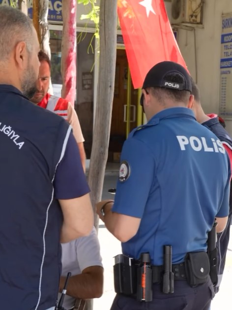 Isparta Genelinde Polis Sorumluluk Bölgesinde Düzensiz Göçle Mücadele Ve Kamu Düzeninin Sağlanmasına Yönelik Huzur Uygulaması Gerçekleştirildi (2)