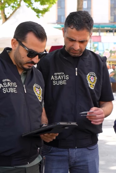 Isparta Genelinde Polis Sorumluluk Bölgesinde Düzensiz Göçle Mücadele Ve Kamu Düzeninin Sağlanmasına Yönelik Huzur Uygulaması Gerçekleştirildi (4)