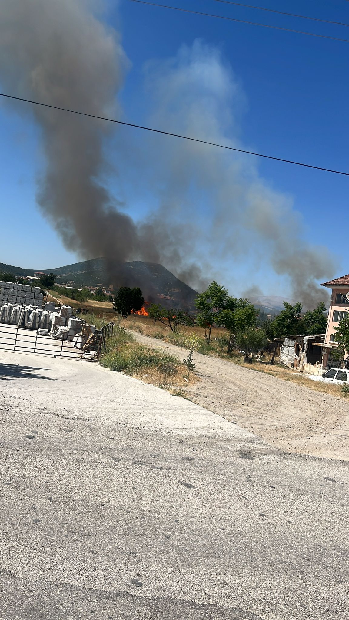 Isparta’da Boş Arazi Alevlere Teslim Oldu (1)-1