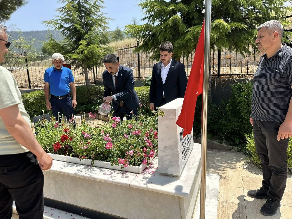 Mhp Bucak’tan Bayram Öncesi Anlamlı Ziyaret Şehitler Dualarla Anıldı 3