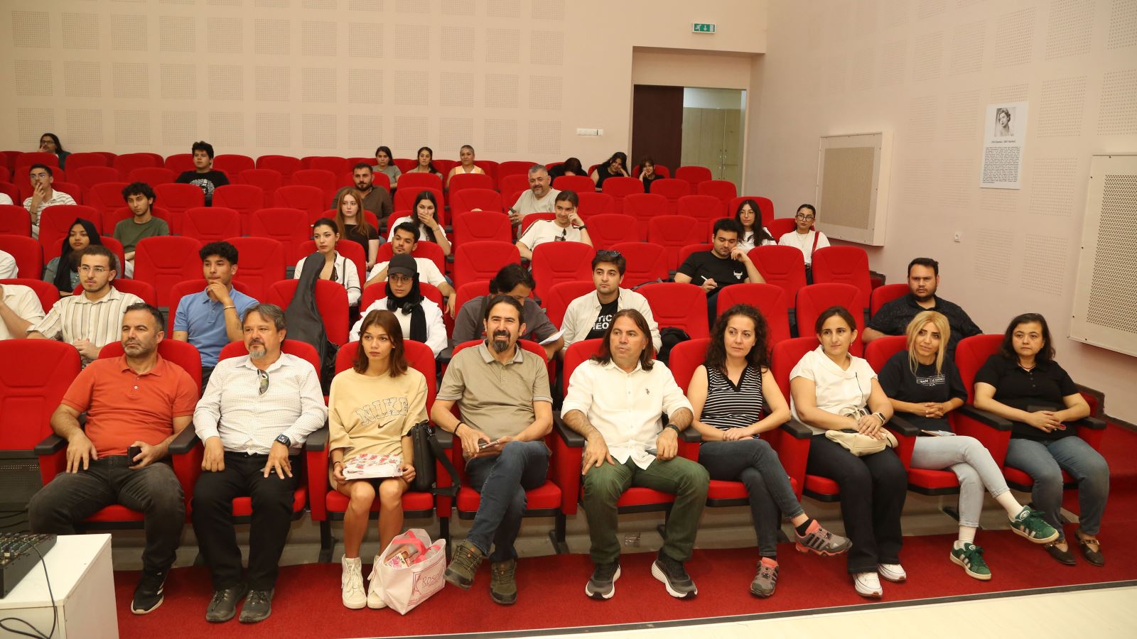 Sdü’de “Yemek Fotoğrafçiliği Ve Sti̇li̇stli̇ği̇” Üzeri̇ne Söyleşi̇ Gerçekleşti̇ri̇ldi̇ (1)