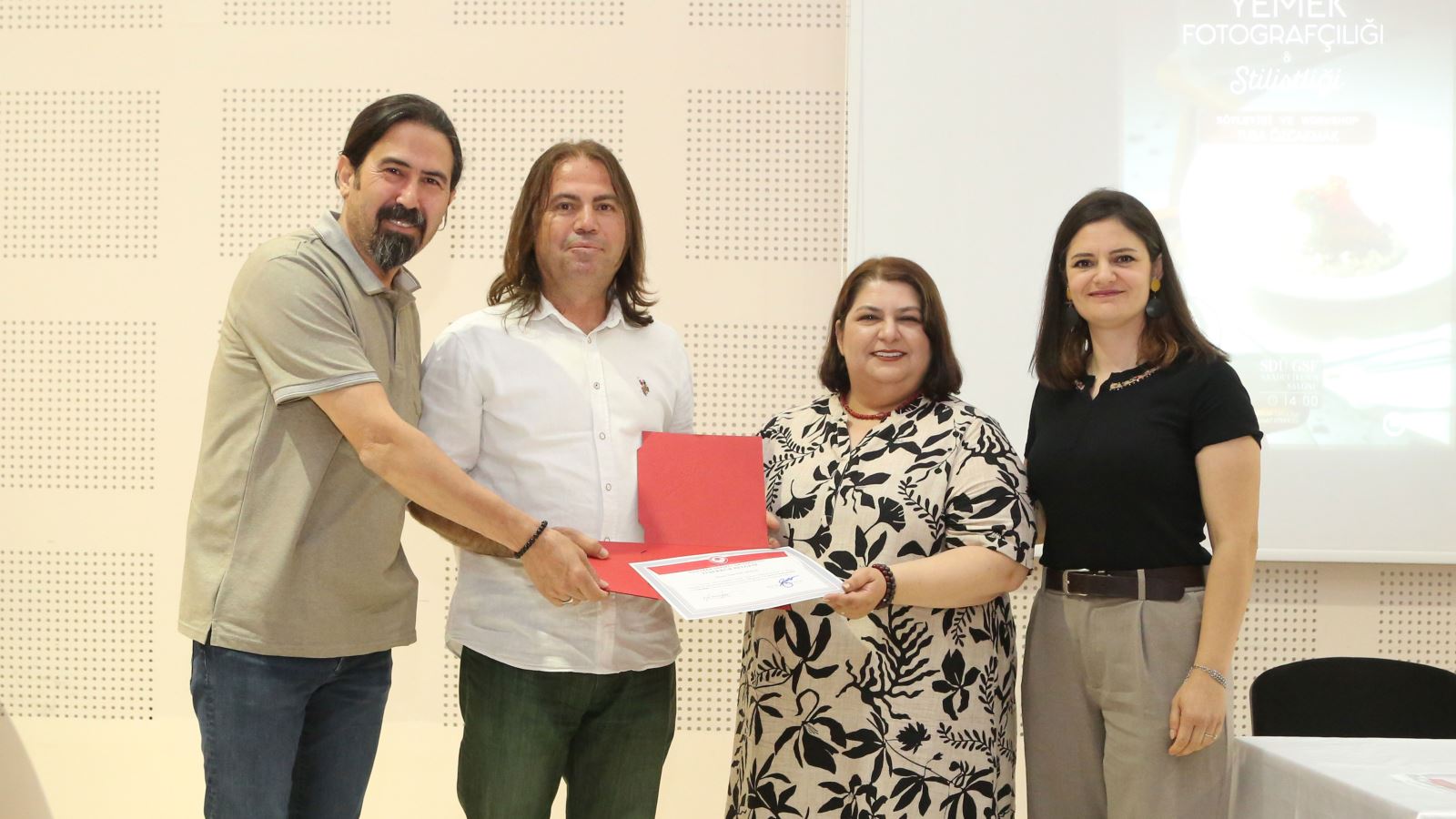 Sdü’de “Yemek Fotoğrafçiliği Ve Sti̇li̇stli̇ği̇” Üzeri̇ne Söyleşi̇ Gerçekleşti̇ri̇ldi̇ (2)