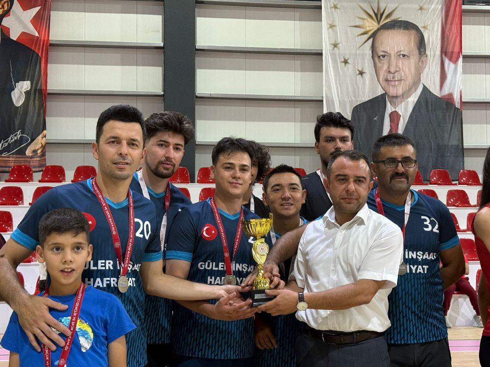 Bucak’ta Voleybol Coşkusu! Halk Turnuvası Şampiyonları Belli Oldu 5