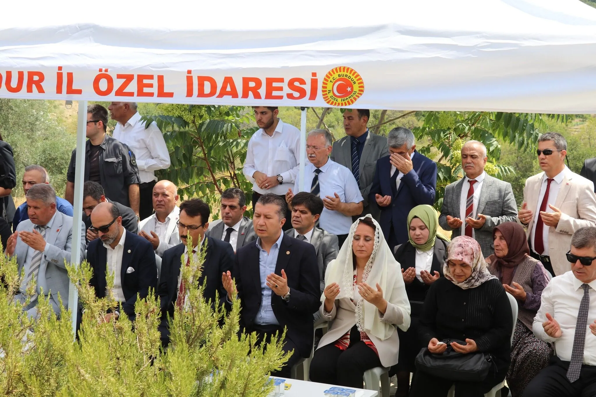 Burdur’da 15 Temmuz Şehitlerine Vefa! Kabirleri Başında Dua Edildi 1