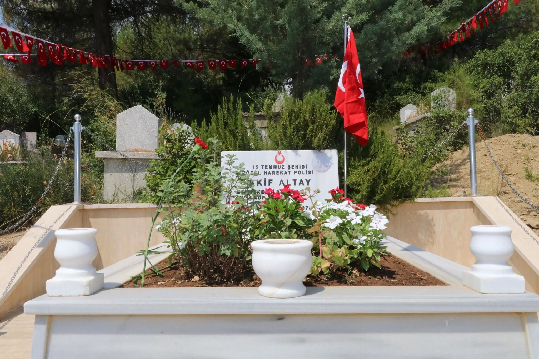 Burdur’da 15 Temmuz Şehitlerine Vefa! Kabirleri Başında Dua Edildi 2