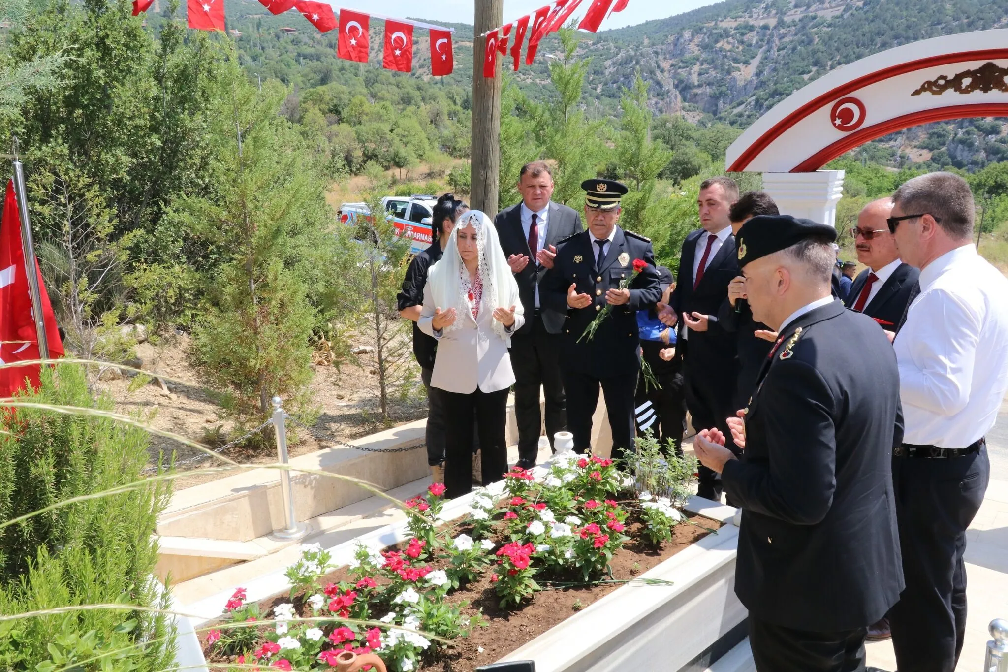 Burdur’da 15 Temmuz Şehitlerine Vefa! Kabirleri Başında Dua Edildi 3