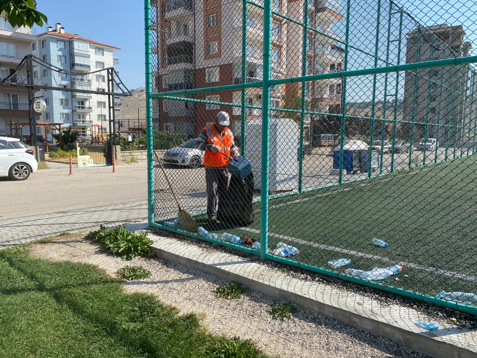 Çünür’deki Halı Saha Çöplüğe Döndü (1)