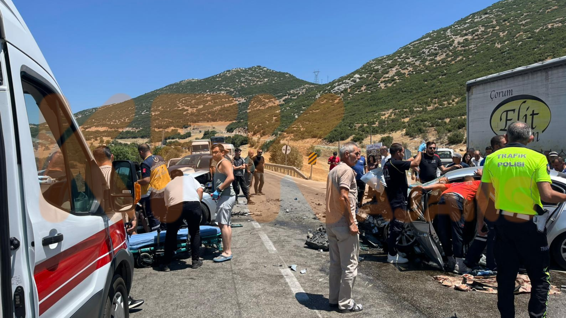 Eğirdir’de Feci Kaza İki Otomobil Kafa Kafaya Çarpıştı, Çok Sayıda Yaralı Var (3)