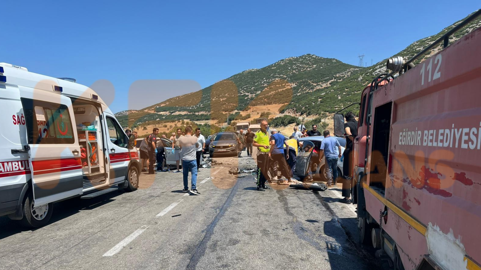 Eğirdir’de Feci Kaza İki Otomobil Kafa Kafaya Çarpıştı, Çok Sayıda Yaralı Var (4)