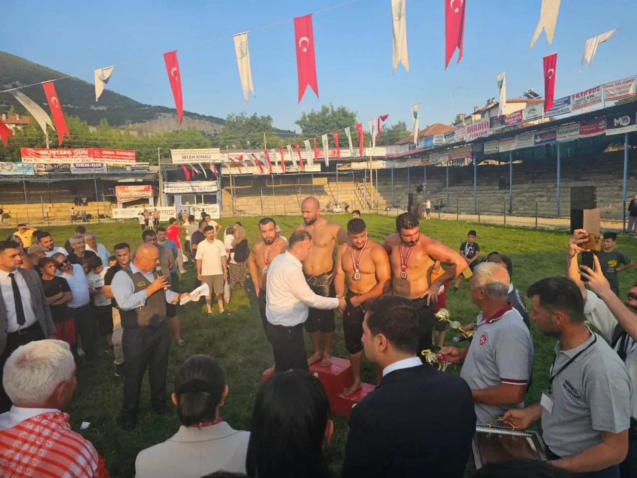 Vali Bilgihan Ve Sekreter Ertilav, Dirmil’de Yağlı Güreş Coşkusuna Ortak Oldu! 2