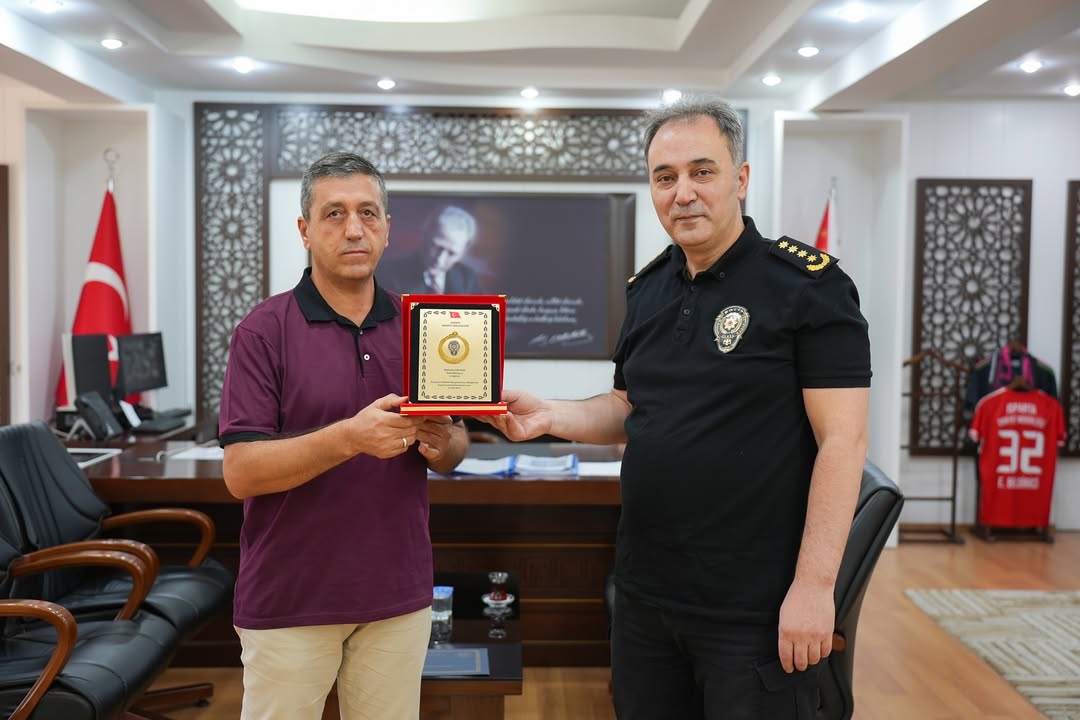 Emekli Polis Memuruna Hizmet Anısı Plaketi (2)