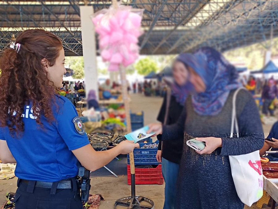 Isparta Polisi Pazar Yerinde Esnaf Ve Vatandaşı Bilgilendirdi (1)
