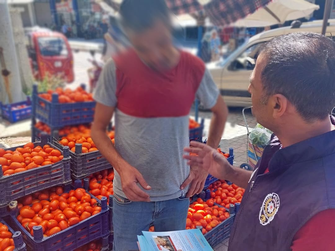 Isparta Polisi Pazar Yerinde Esnaf Ve Vatandaşı Bilgilendirdi (2)