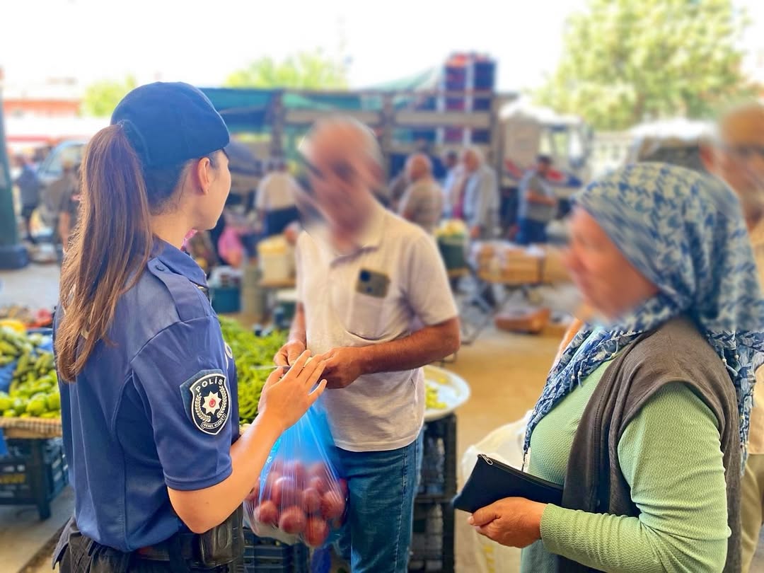 Isparta Polisi Pazar Yerinde Esnaf Ve Vatandaşı Bilgilendirdi (5)