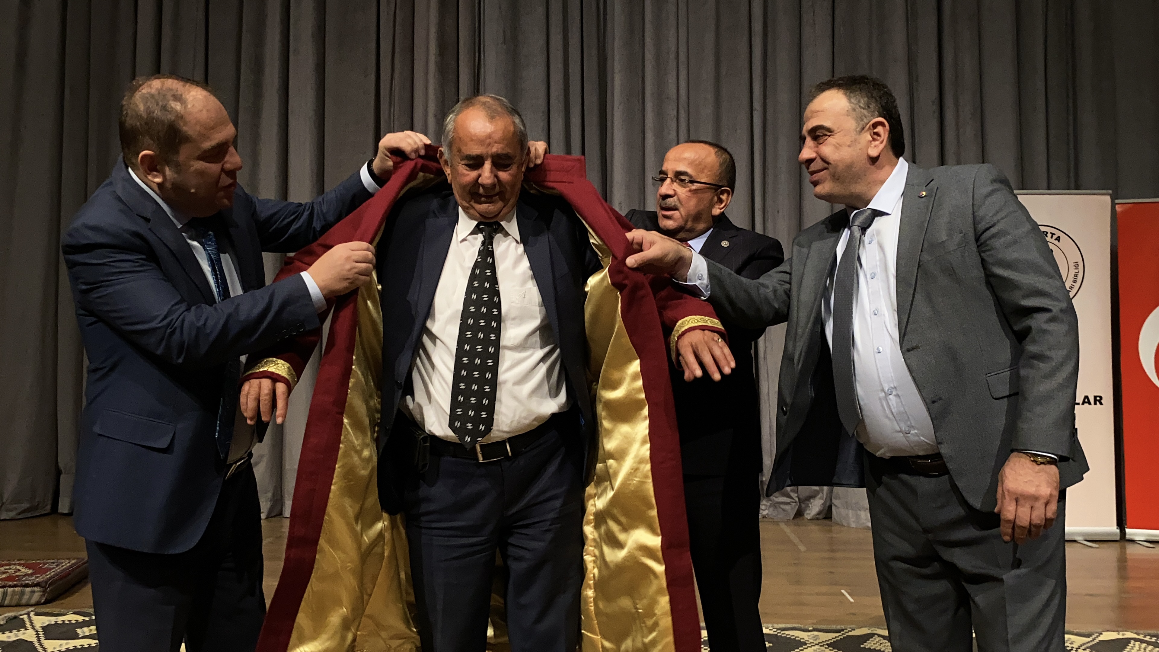 Isparta’da Yılın Ahisi Seçilen Güngör Usta Kaftanını Giyindi