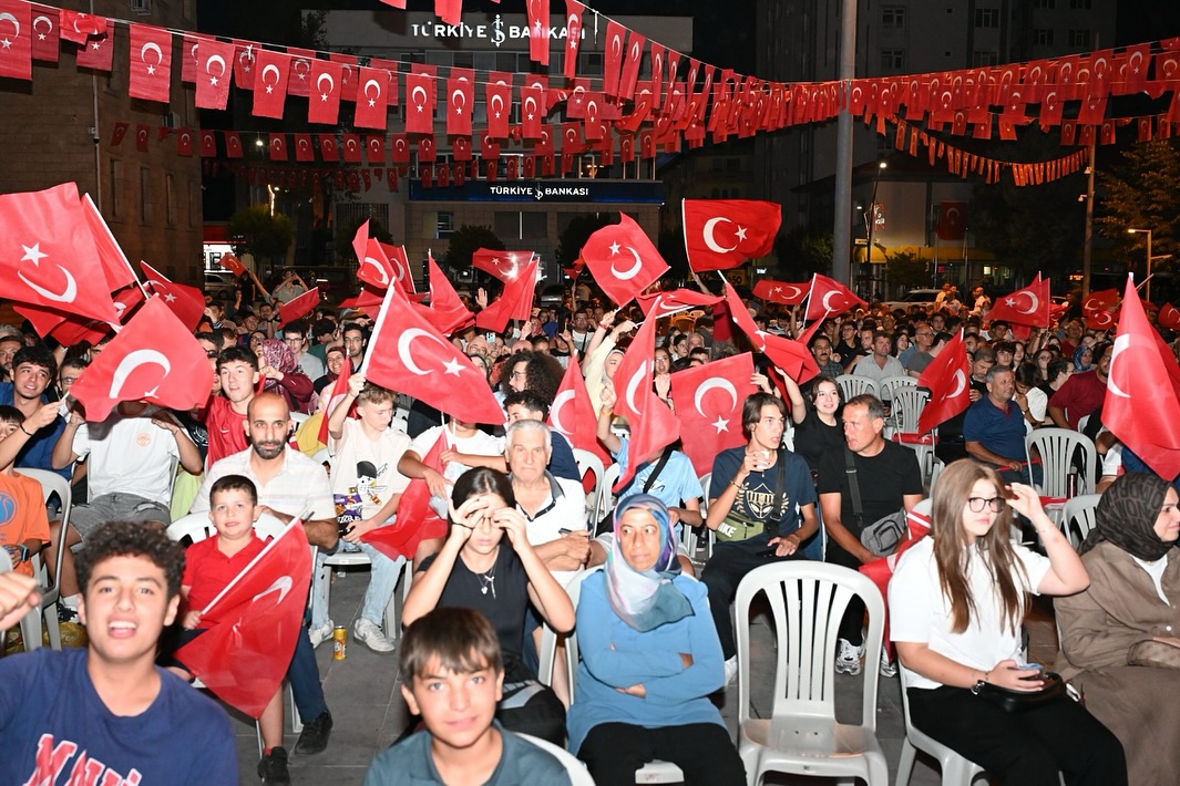 Isparta’da Milli Maç Coşkusu Meydana Sığmadı (2)