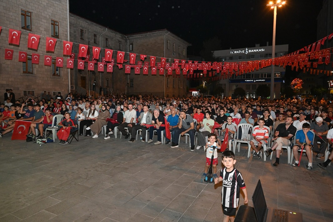Isparta’da Milli Maç Coşkusu Meydana Sığmadı (3)