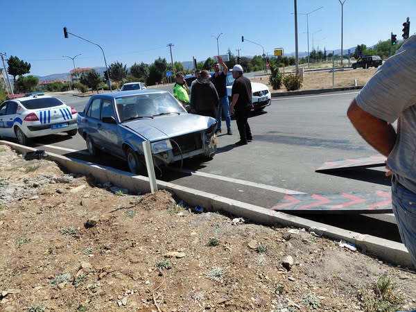 Isparta’da Otomobiller Çarpıştı, Şans Eseri Yaralanan Olmadı (1)