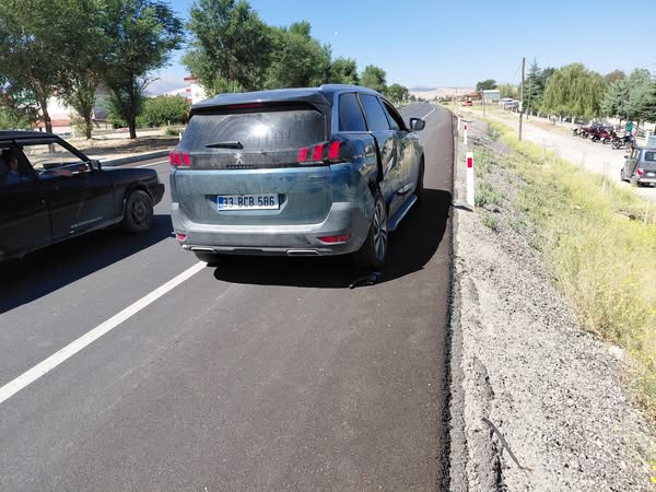 Isparta’da Otomobiller Çarpıştı, Şans Eseri Yaralanan Olmadı (3)