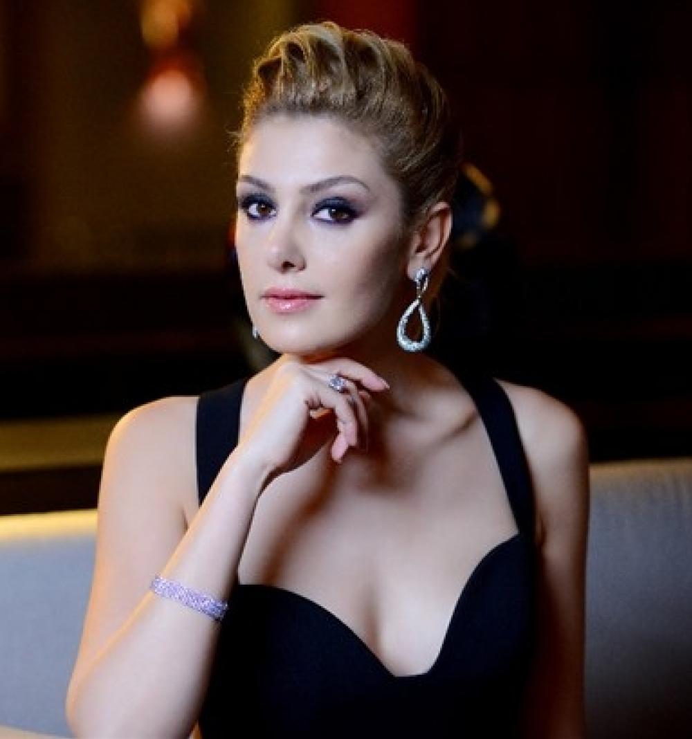 Ünlü Oyuncu Canlı Yayında Yere Yığıldı: Sağlık Durumu Nasıl?-1