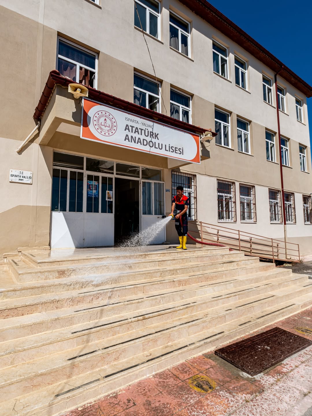 Yalvaç’ta okul ve ortak kullanım alanları temizlendi-2