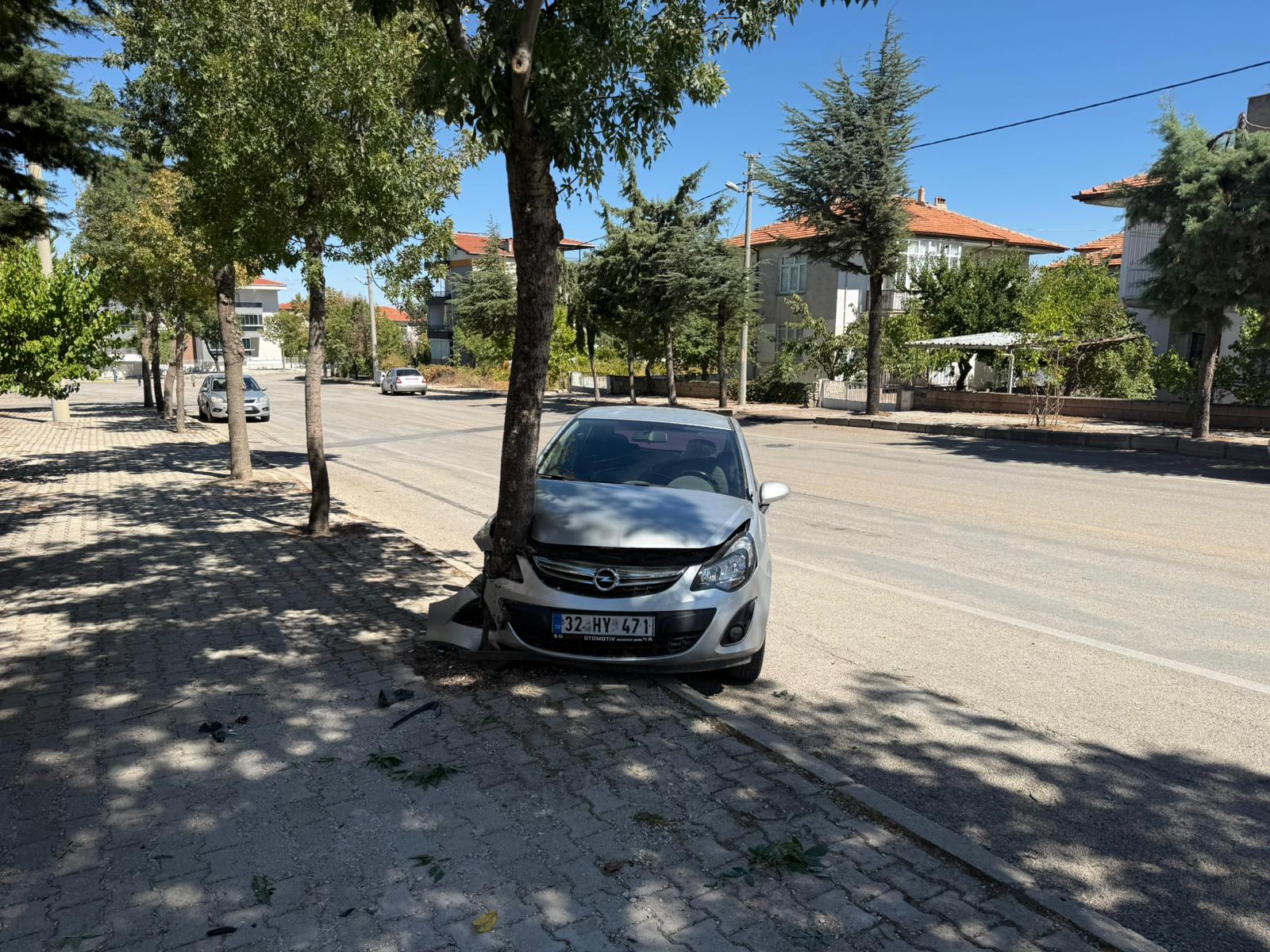 Isparta’da Kaldırımdaki Ağaca Çarpan Otomobil Sürücüsü Kaçtı-2