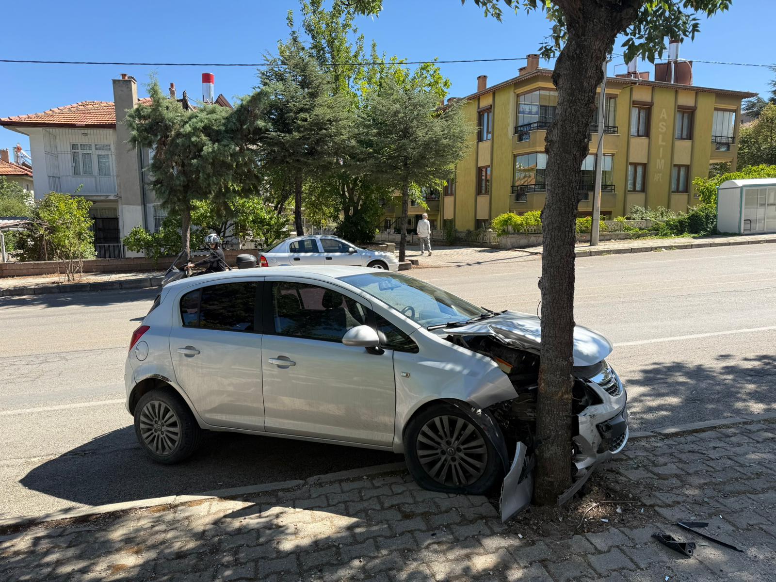 Isparta’da Kaldırımdaki Ağaca Çarpan Otomobil Sürücüsü Kaçtı-3