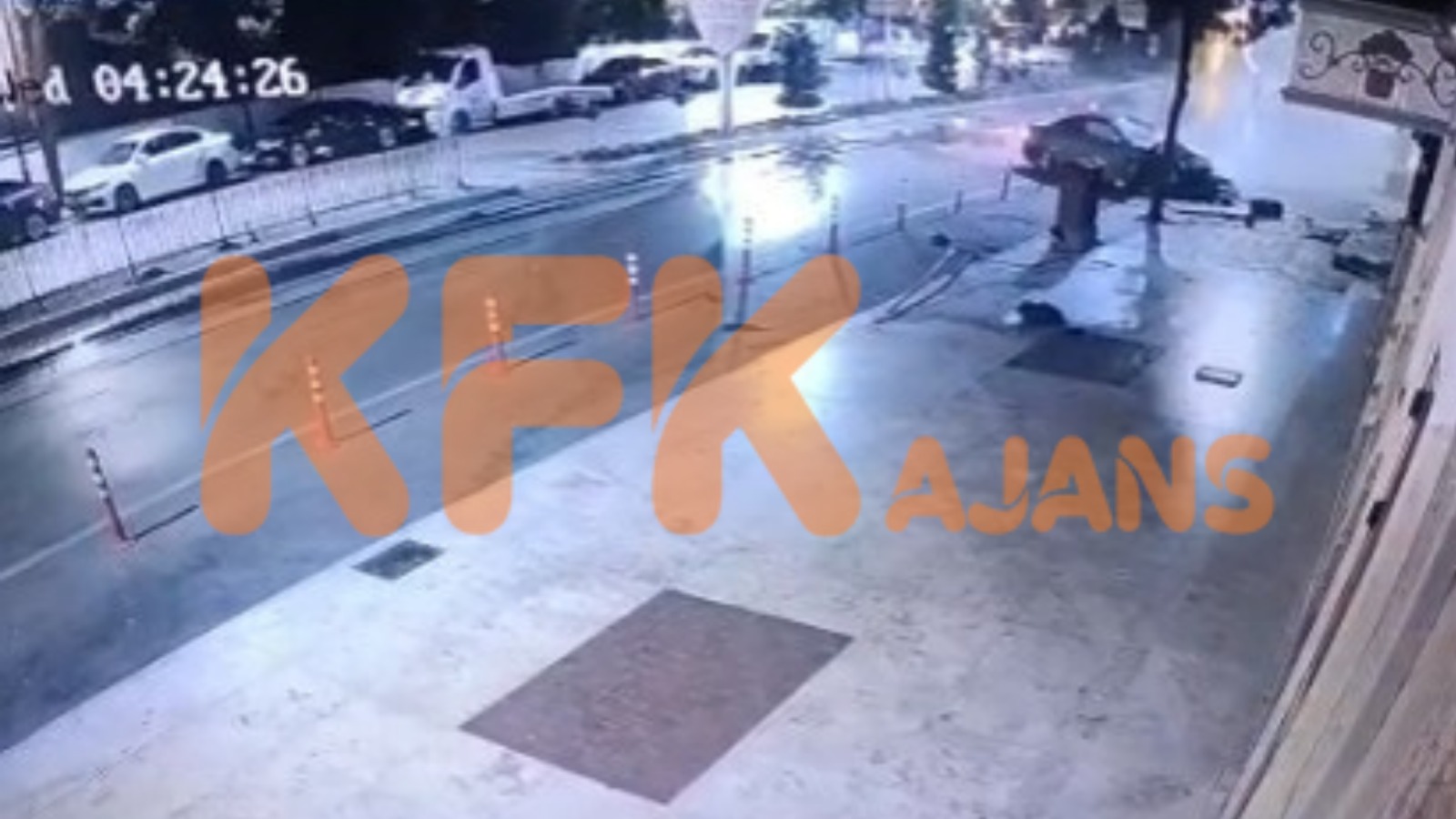 Kaza güvenlik kamerasına yansıdı: Genç kız saniyelerle kurtuldu-2