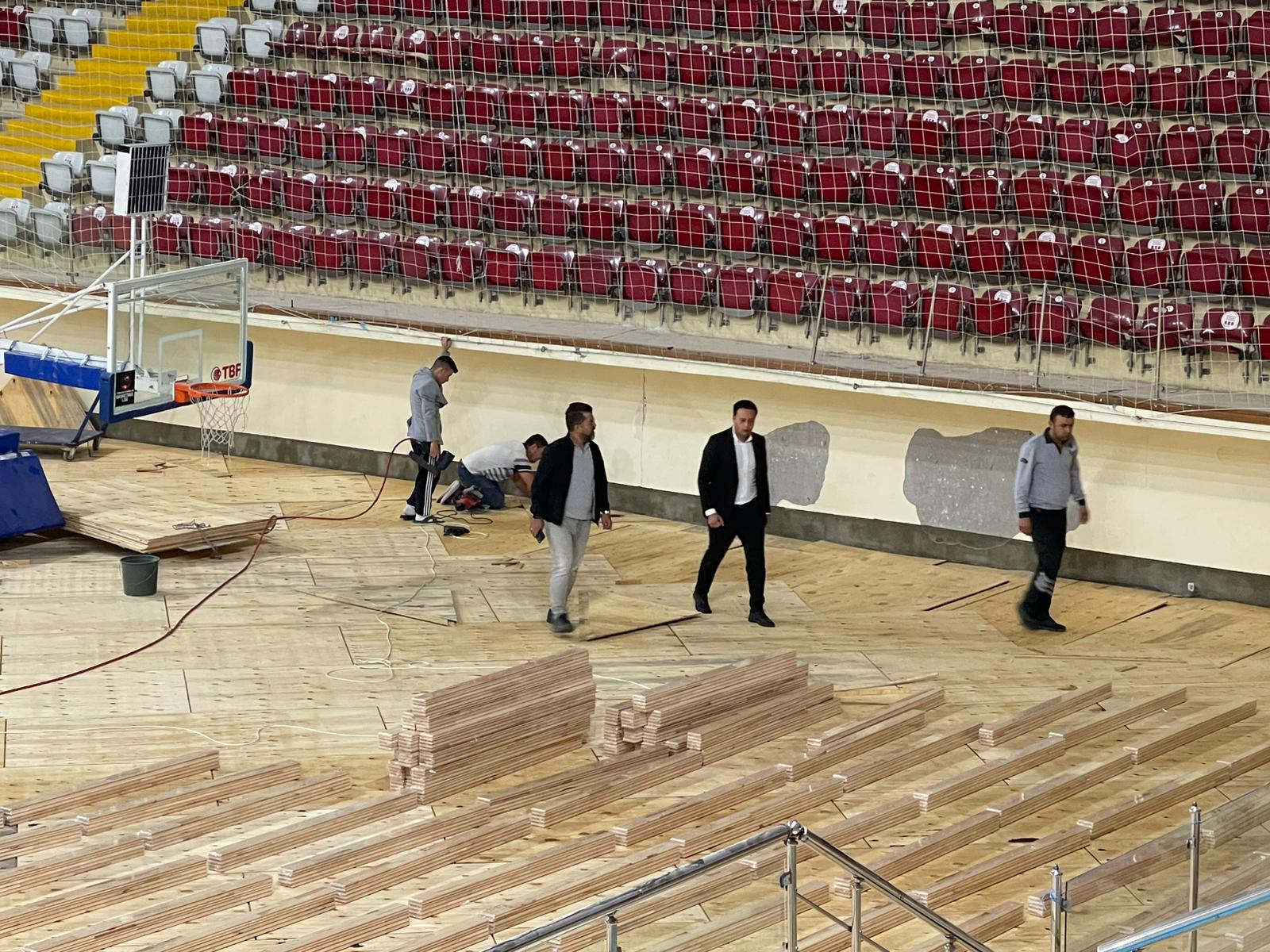 Işıkkent Spor Salonu’nun zemini NBA standartlarında yenileniyor