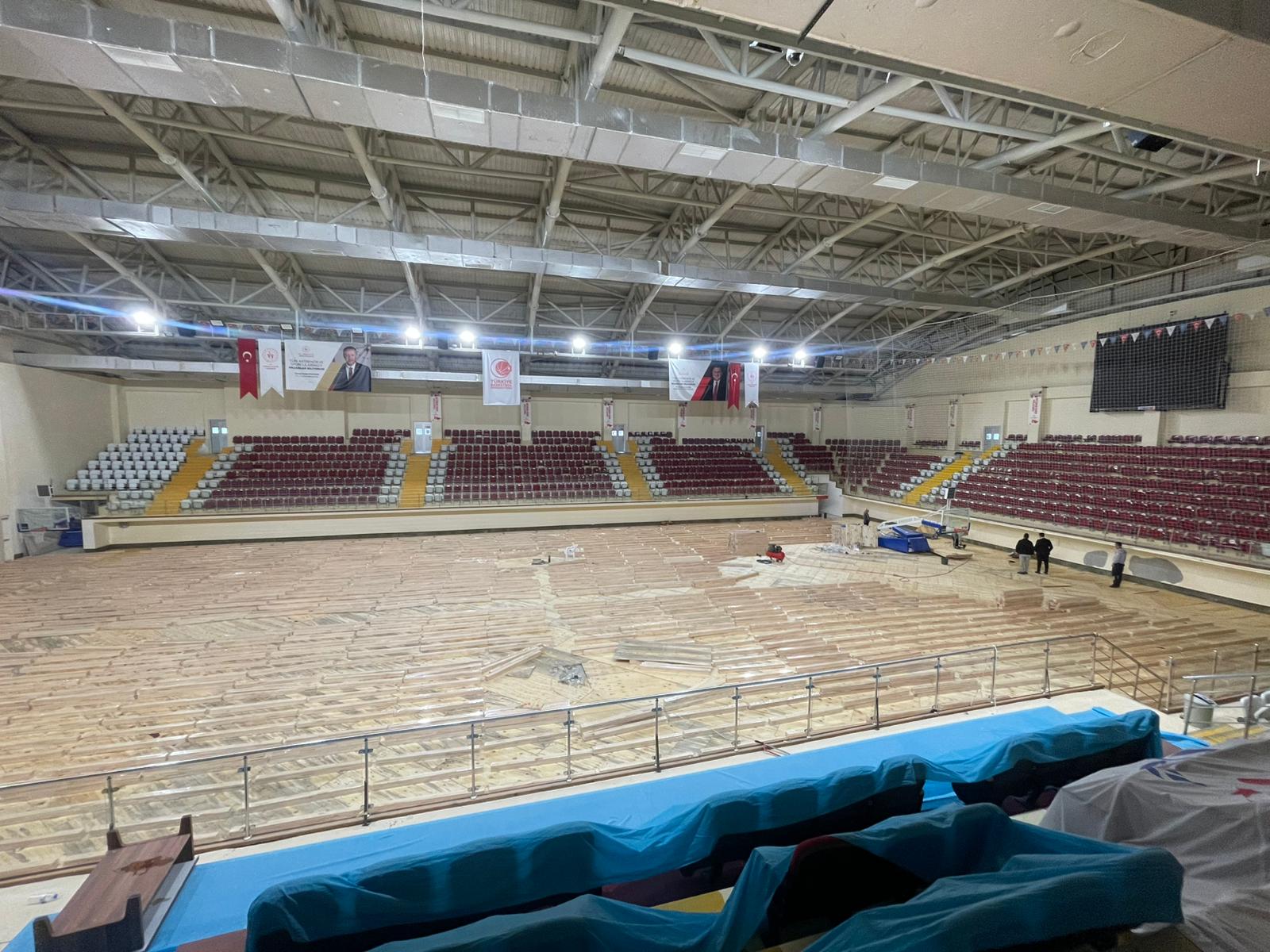 Işıkkent Spor Salonu’nun zemini NBA standartlarında yenileniyor