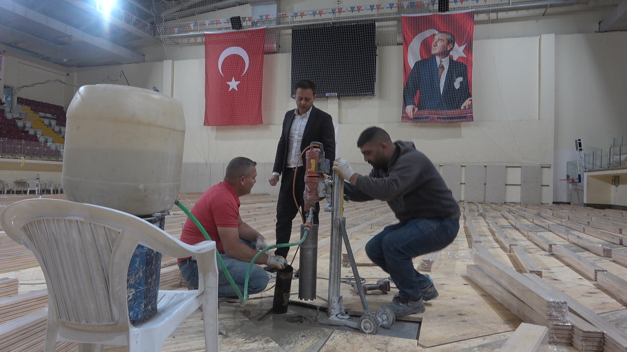 Işıkkent Spor Salonu’nun zemini NBA standartlarında yenileniyor