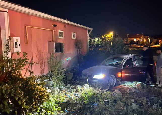 Isparta’da otomobil evin bahçesine daldı-2