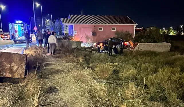 Isparta’da otomobil evin bahçesine daldı-1
