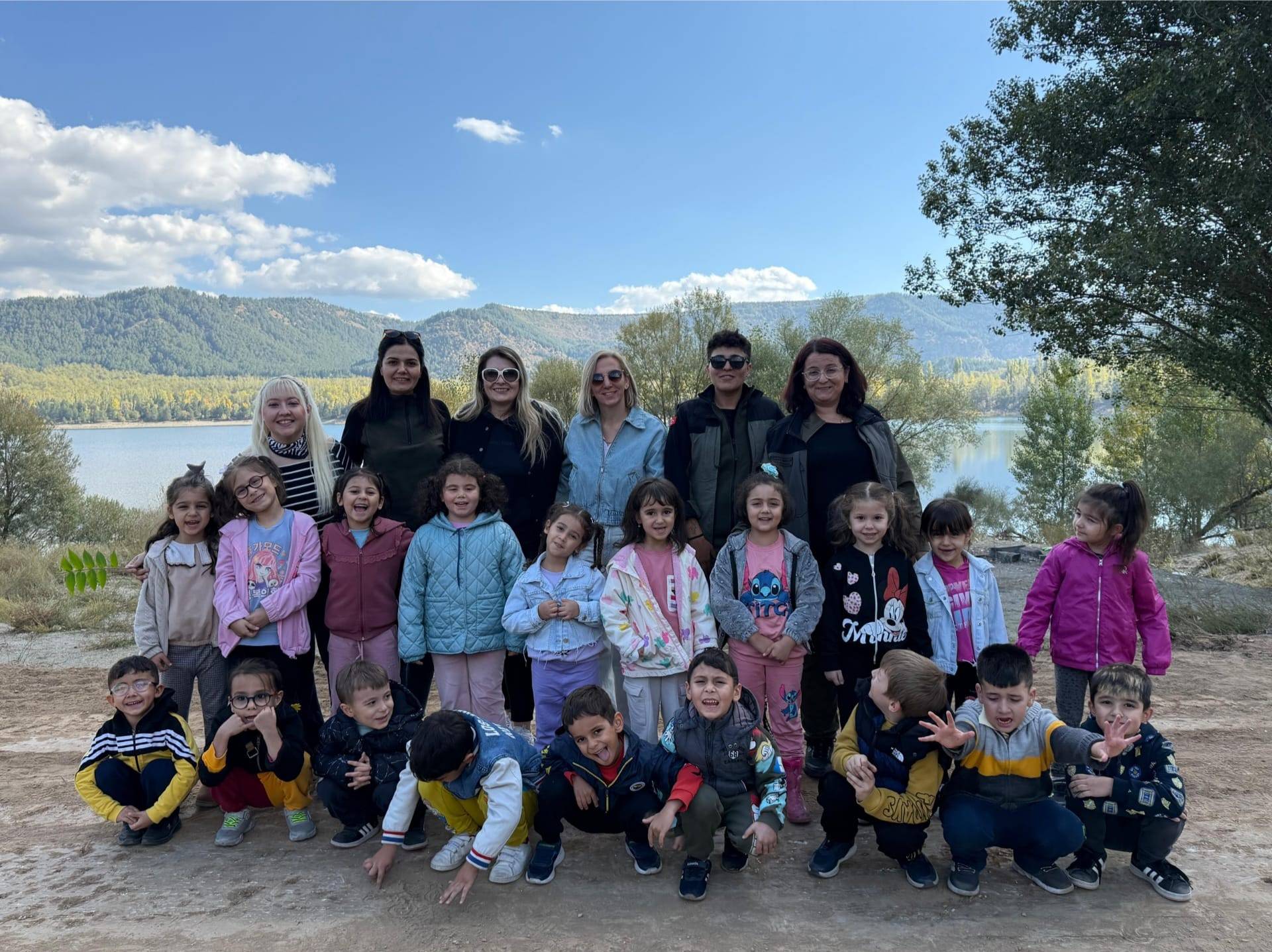 Isparta’da “Köklerden Geleceğe Nefes" etkinliği düzenlendi Isparta’da “Köklerden Geleceğe Nefes" Etkinlikleri kapsamında "Ormanı Sev ve Tanı" temasıyla program düzenlendi. Tarım ve Orman Bakanlığı ile Millî Eğitim Bakanlığı arasında yapılan “Köklerden Geleceğe Nefes” protokolü kapsamında okullarda, öğrencilere orman sevgisi ve tanıtımına yönelik; Bölge Müdürlüğü, Isparta İşletme Müdürlüğü ATM Şefliği koordinatörlüğünde, Isparta Gülistan Anaokulu 5 yaş grubu Meşe sınıfı öğrencilerinin katılımıyla gerçekleşen programda, Öğrencilere orman bilinci, ağaç sevgisi ve çevreye duyarlılık hususlarında oyun programlarıyla bilinçlendirme yapıldı.