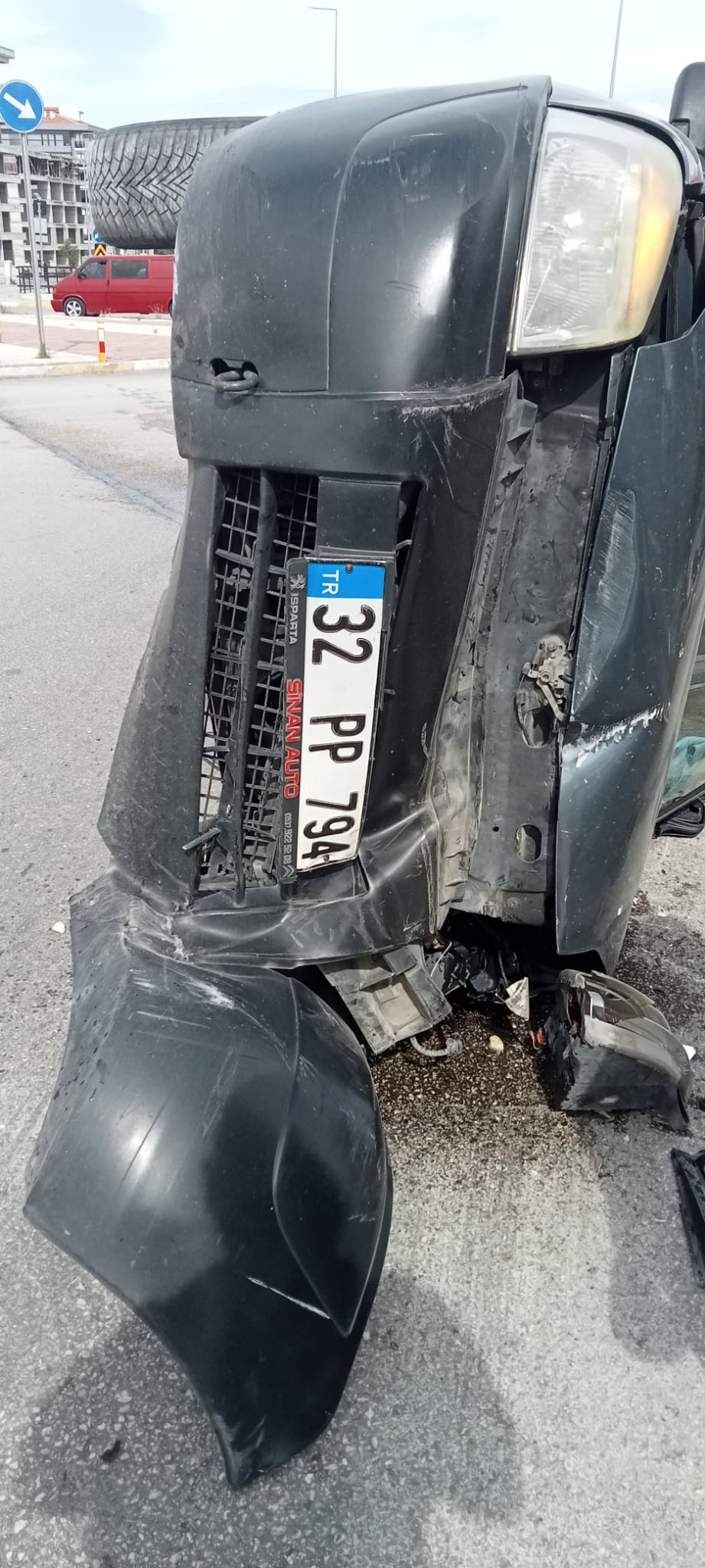 Elektrik Paneline Çarpan Araç Yan Yattı 1-1