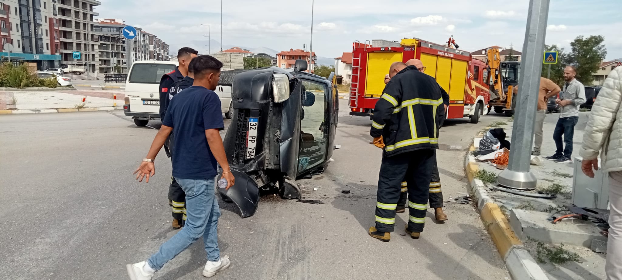 Elektrik Paneline Çarpan Araç Yan Yattı