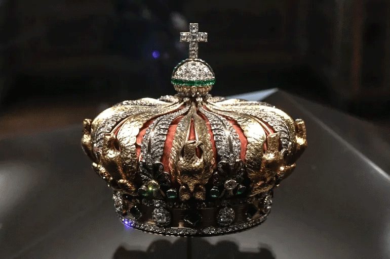İmparatoriçe Eugénie de Montijo'nun tacı, 2020 yılında Paris'teki Louvre Müzesi'ndeki Apollon Galerisi'nde sergileniyor. Hırsızlar, Pazar günü eseri çalmaya çalıştı [Dosya: Stephane de Sakutin/AFP]