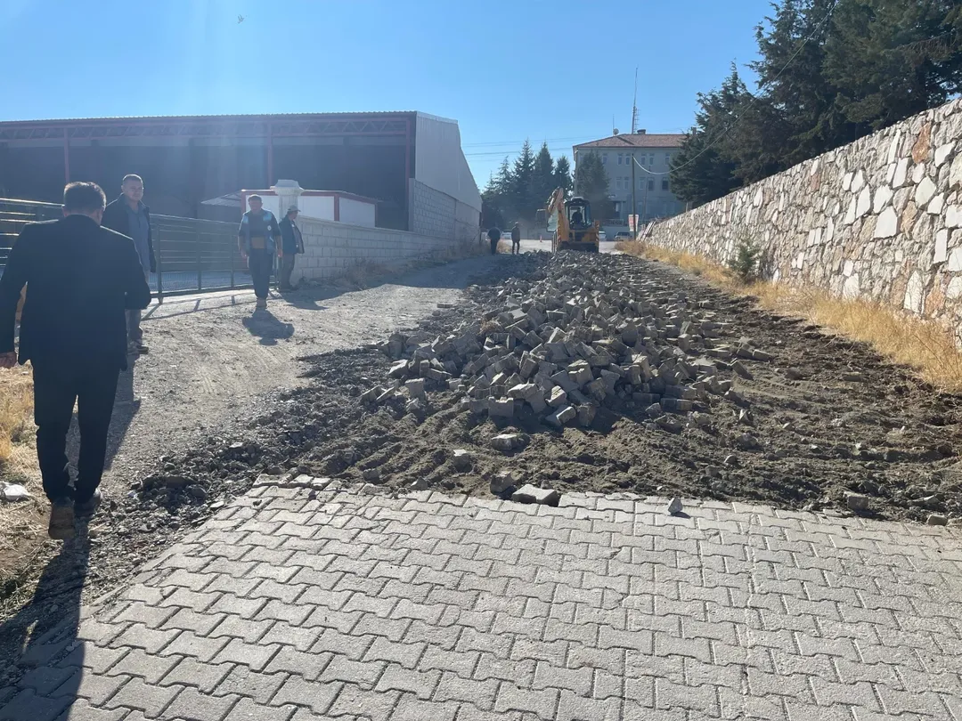 Yeşilova’da Sütçü Sokak yolu yenileniyor-1