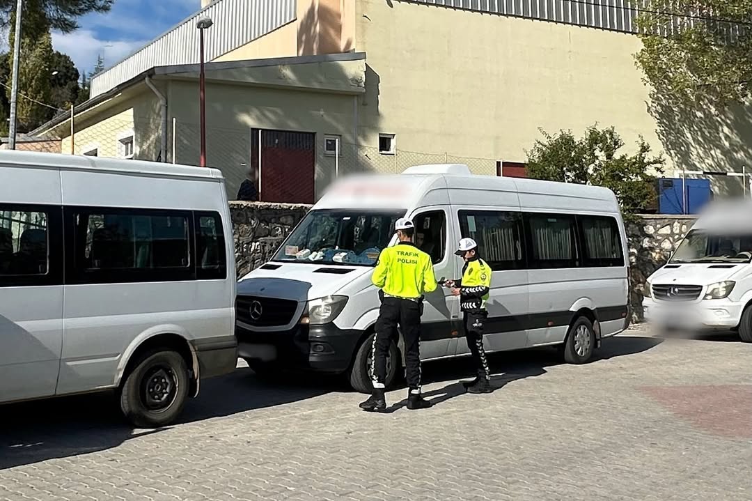 Isparta’da okul önlerinde asayiş denetimi