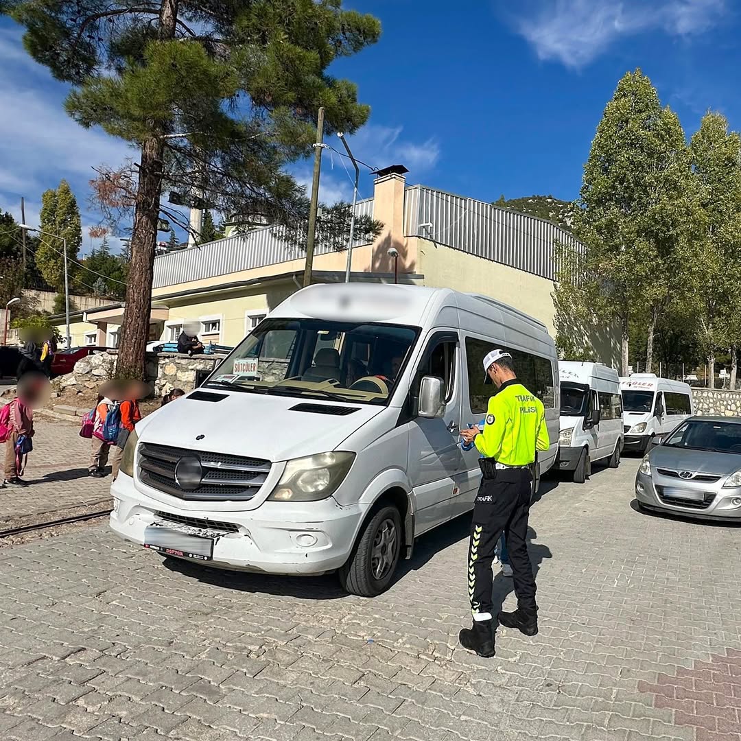 Isparta’da okul önlerinde asayiş uygulaması devam ediyor-3