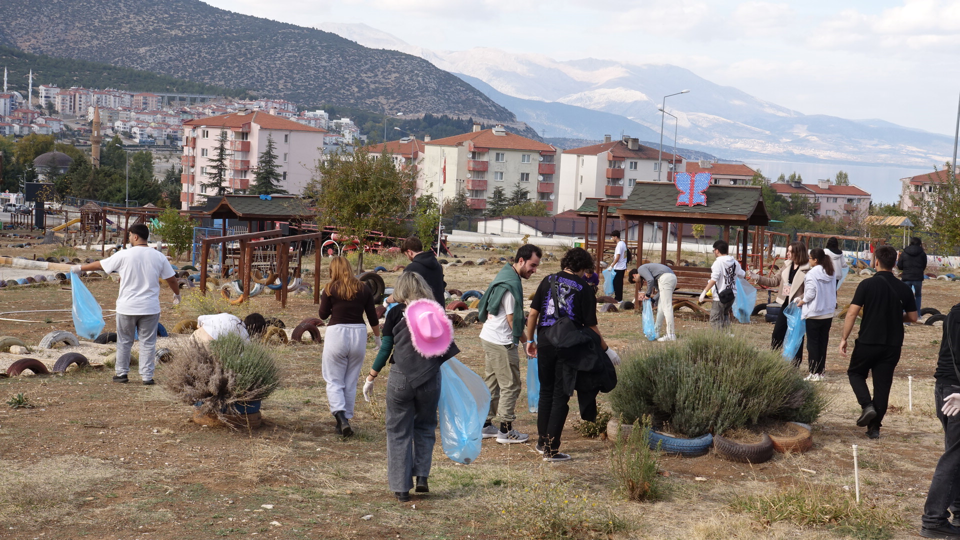 Sdü’lü Öğrencilerden Eğirdir’de Temizlik Etkinliği 3
