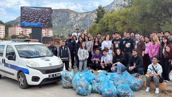 Sdü’lü Öğrencilerden Eğirdir’de Temizlik Etkinliği