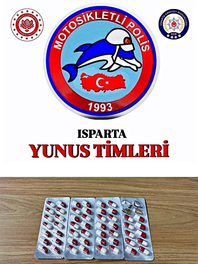 Isparta’nın Yalvaç ilçesinde polis ekiplerince gerçekleştirilen denetimlerde, bir şahsın üzerinde 52 adet sentetik ecza maddesi ele geçirildi.-1