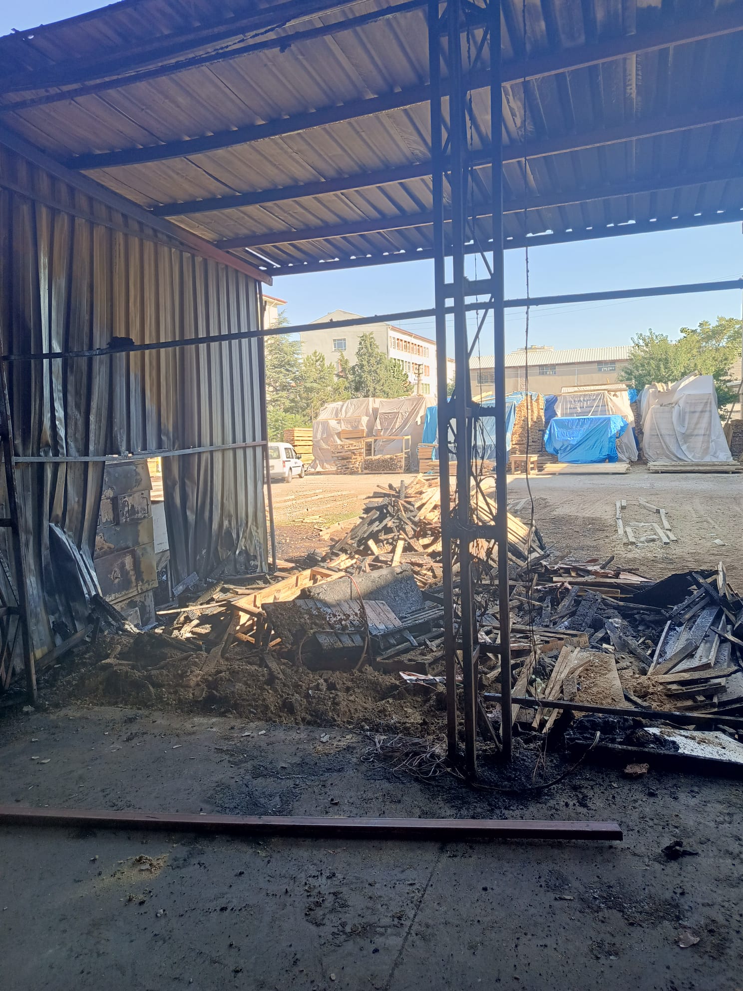 Isparta Yeni Sanayi Sitesi’nde Fabrika Yangını Söndürüldü-1