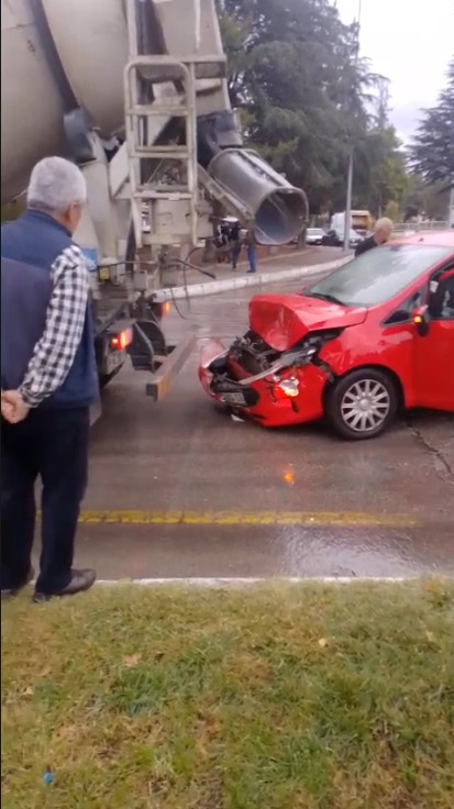 Otomobil Beton Mikserine Çarptı
