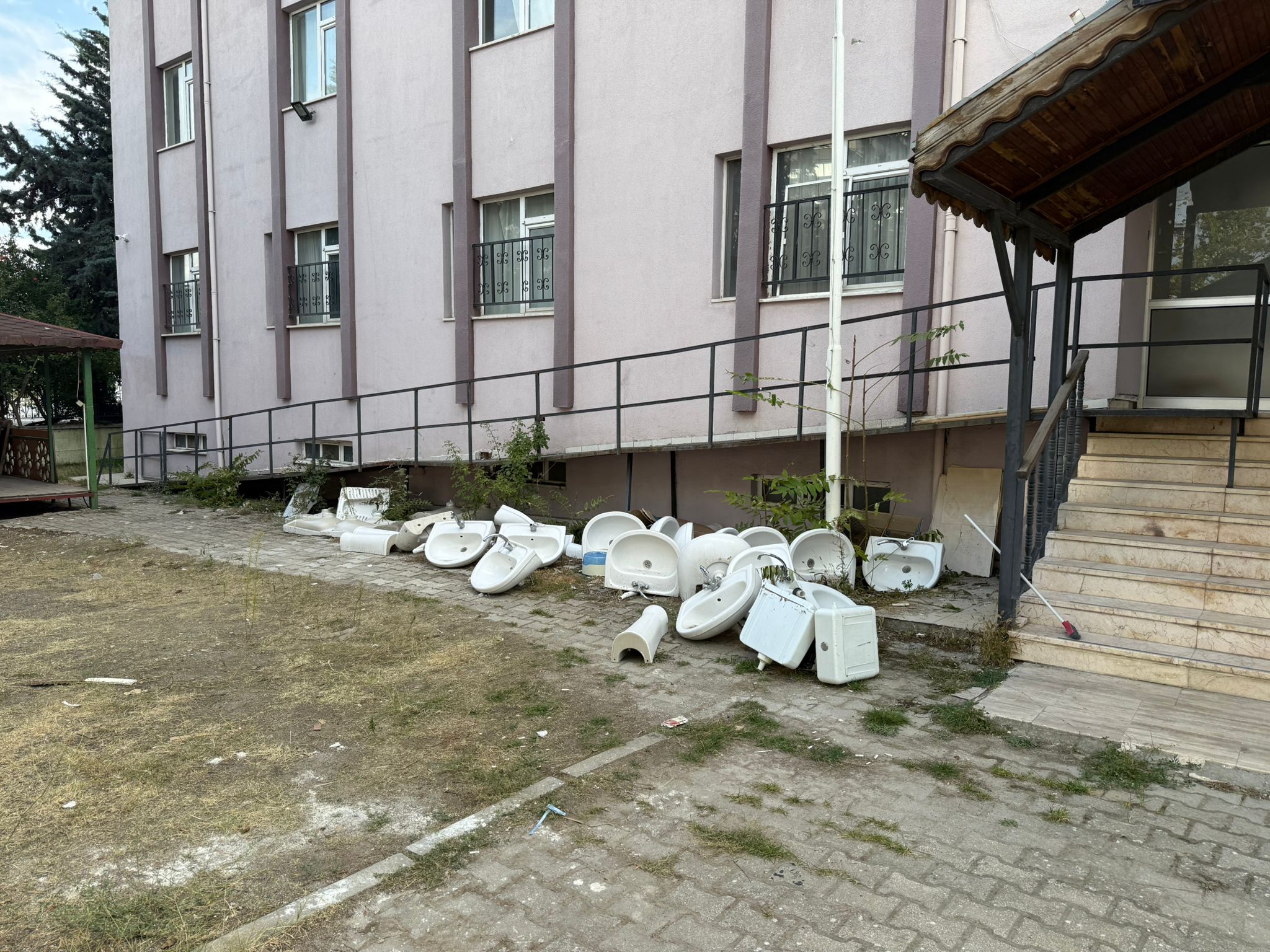 Isparta’da okul bahçesi hurdalığa döndü!-1