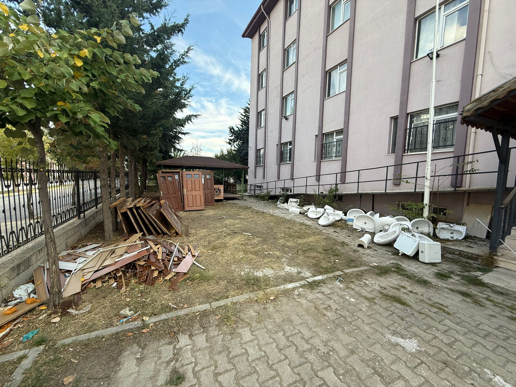Isparta’da okul bahçesi hurdalığa döndü!-3